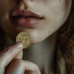 Michaela Hönig analysiert OneCoin: Mechanismen eines milliardenschweren Betrugs